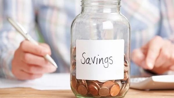 ما الفرق بين حساب التوفير العادي وحساب التوفير ذو العائد الشهري؟