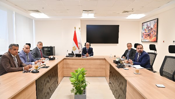 استمرار أعمال صيانة محطات الرفع ومتابعة تشغيل المحطات على مدار الساعة