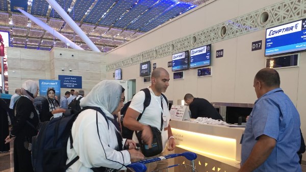 شاهد.. مطار القاهرة يستقبل أولى أفواج الحجاج العائدين من الأراضي المقدسة