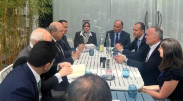 معرض باريس.. وزير الطيران يلتقي مسئولي كبرى الشركات العالمية في إدارة المطارات