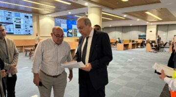 وزير الطيران يتابع موقف تشغيل الرحلات بالمطارات المصرية