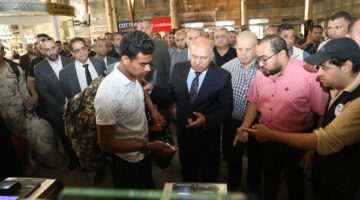 ماذا حدث؟ | كامل الوزير يشاهد كسر زجاج قطار أثناء جولة مفاجئة بمحطة رمسيس