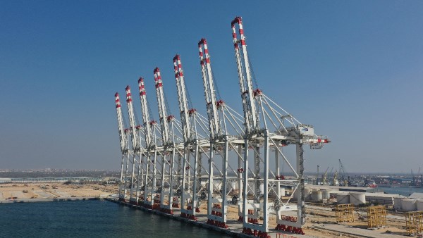 ميناء دمياط يستقبل 5 أوناش رصيف عملاقة من (STS) المخصصة لمحطة الحاويات “تحيا مصر 1”