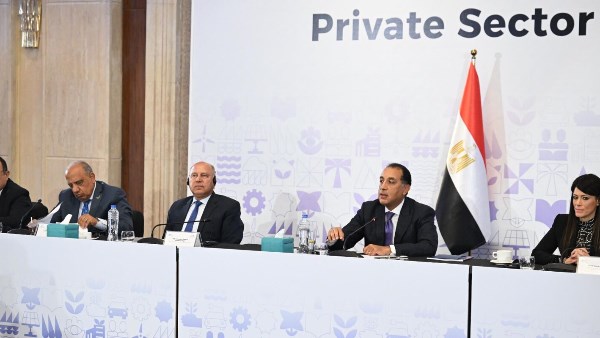 رئيس الوزراء يترأس مائدة مستديرة حول تعزيز تنافسية القطاع الخاص