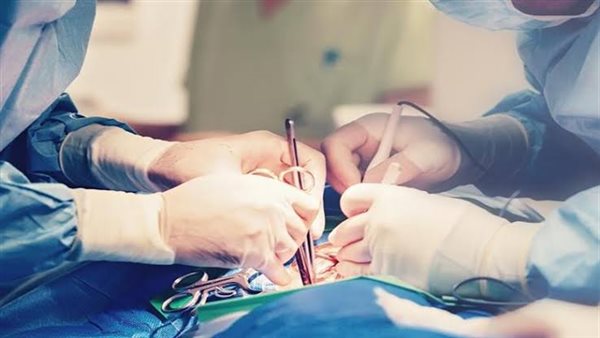 فريق طب القصر العيني ينجح في إجراء جراحة نادرة عالية الخطورة باستخدام ECMO