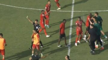 بعد اشتباكات بين اللاعبين.. فوضى واقتحام الجماهير لـ ديربي طرابلس