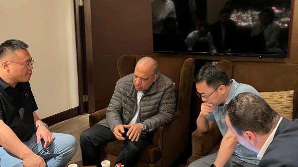 وزير الكهرباء يبحث مع شركة صينية انشاء مصنع لبطاريات تخزين الطاقة