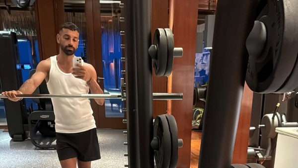 محمد صلاح يخطف أنظار متابعيه بليقاته البدنيه في أحدث ظهور ..شاهد