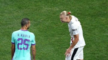 رامي ربيعة مع هالاند في حوار جانبي خلال مواجهة مانشستر سيتي بالمونديال.. صور
