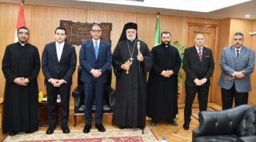 الأنبا توماس يهنئ محافظ الفيوم بعيد الأضحى المبارك