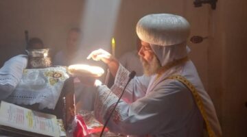 في 3 مناسبات| تعامد الشمس على مذابـ ح الكنيسة أثناء قداس عيد الملاك.. شاهد