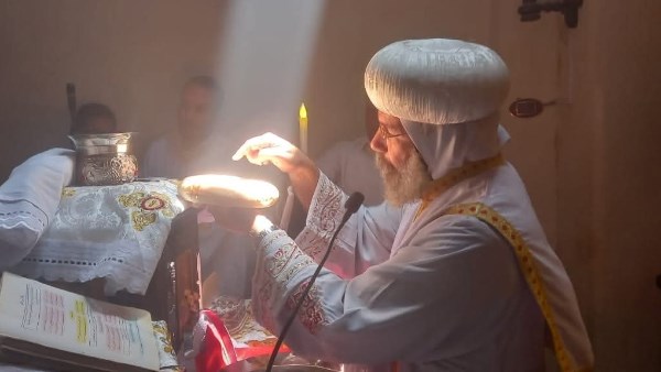 في 3 مناسبات| تعامد الشمس على مذابـ ح الكنيسة أثناء قداس عيد الملاك.. شاهد