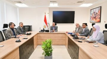 وزير الري يبحث تسهيل إجراءات إصدار تراخيص المياه الجوفية