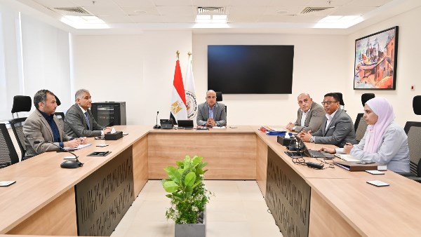 وزير الري يبحث تسهيل إجراءات إصدار تراخيص المياه الجوفية