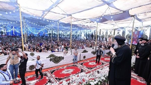 الآلاف من أهالي منطقة العصافرة يستقبلون البابا تواضروس .. صور