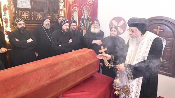 البابا تواضروس يُطَيِّب جسدي القديسين الأنبا موسى والأنبا إيسيذوروس
