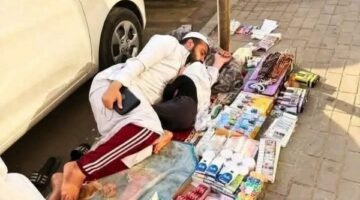 صورة تهز القلوب .. بائع متجول ينام على الرصيف مٌحتضنًا طفلته بالقاهرة| شاهد