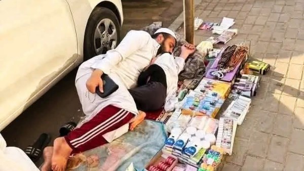صورة تهز القلوب .. بائع متجول ينام على الرصيف مٌحتضنًا طفلته بالقاهرة| شاهد