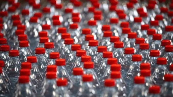 المشروبات في زجاجات زجاجية أكثر تلوثًا بالبلاستيك الدقيق