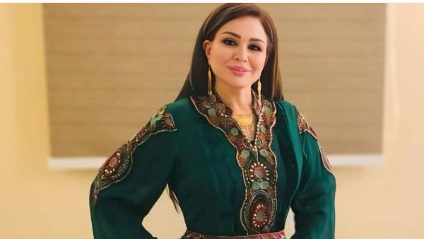 برشاقة لافتة.. إلهام شاهين تخطف الأنظار في الساحل الشمالي| شاهد