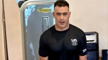 يرفع الأثقال ..الحضري يستعرض لياقته البدنية فى الجيم