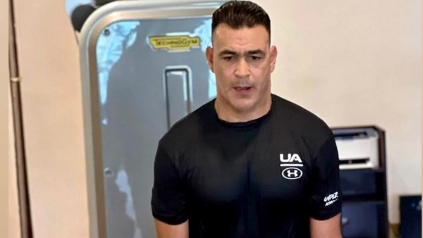 يرفع الأثقال ..الحضري يستعرض لياقته البدنية فى الجيم