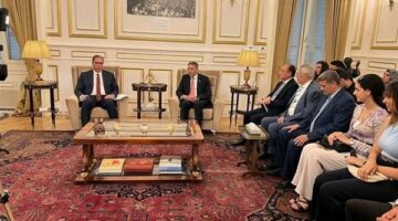 فرص استثمارية.. نائب وزير الخارجية يلتقي أبناء الجالية المصرية في اليونان