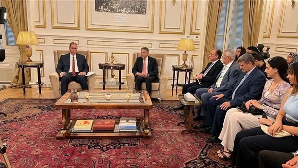 فرص استثمارية.. نائب وزير الخارجية يلتقي أبناء الجالية المصرية في اليونان