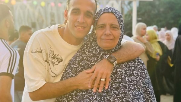 ناصر منسي يشارك متابعيه صورة مع والدته من صلاة العيد