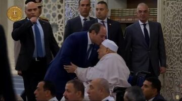 لفتة إنسانية.. الرئيس السيسي يقبل رأس أحمد عمر هاشم بعد صلاة عيد الأضحى