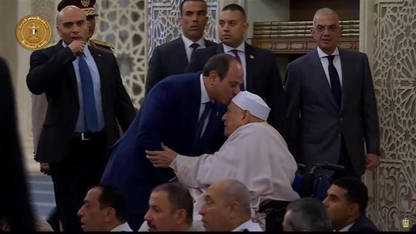 لفتة إنسانية.. الرئيس السيسي يقبل رأس أحمد عمر هاشم بعد صلاة عيد الأضحى