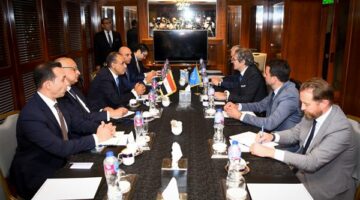 وزير الخارجية والهجرة يلتقي بالمدير العام للوكالة الدولية للطاقة الذرية