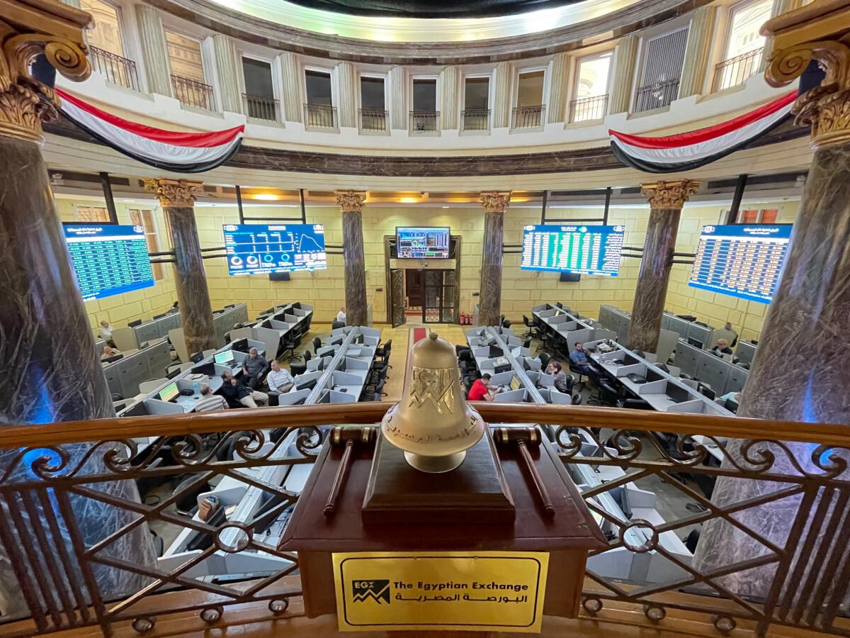 الأباطرة القدامى يبسطون سيطرتهم على تعاملات سماسرة البورصة المصرية