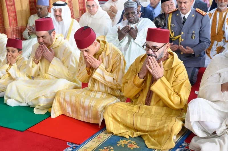 ✓ جلالة الملك يؤدي صلاة عيد الأضحى بمدينة تطوان
