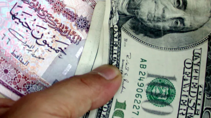 استقرار سعر الدولار أمام الجنيه في يوم العطلة الرسمية للبنوك