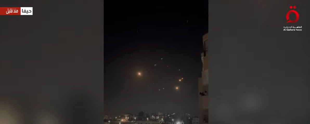 سقوط صواريخ إيرانية في حيفا يخلف إصابات وأضرارًا مادية