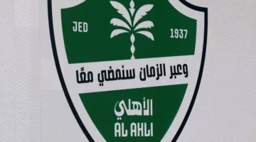«وعبر الزمان سنمضي معاً» تزين شعار الأهلي الجديد