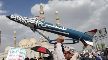 سفينة استهدفت قبالة الحديدة مهددة بالغرق