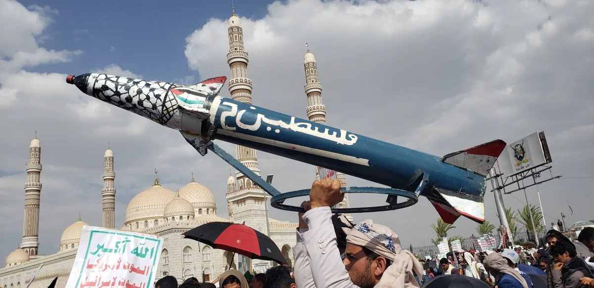 سفينة استهدفت قبالة الحديدة مهددة بالغرق
