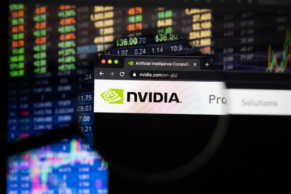 سهم إنفيديا يُلامس مستوى قياسيًا جديدًا بعد تخفيف قيود تصدير الرقائق للصين – newnews4