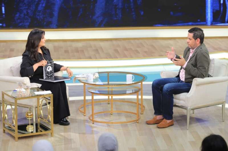 غدا.. منى الشاذلي تعرض صورًا نادرة من حياة أم كلثوم