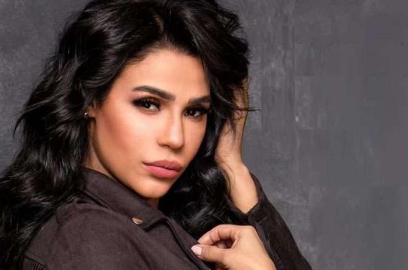 بعد شائعات تعاطيها المكيفات وتجاهل جنازة شقيقها.. أمينة ترد