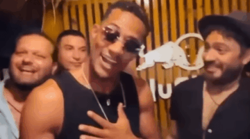شاهد.. تامر حسني ومحمد رمضان يهديان “الذوق العالي” لـ محمد منير