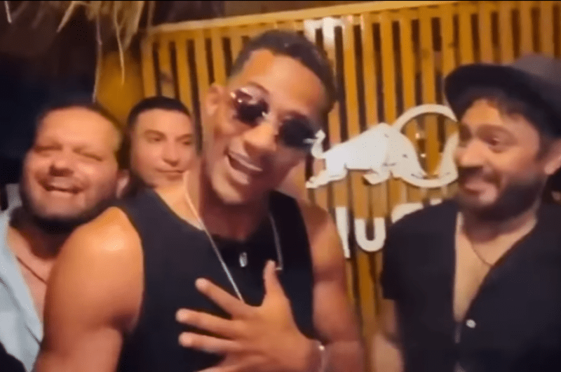 شاهد.. تامر حسني ومحمد رمضان يهديان “الذوق العالي” لـ محمد منير