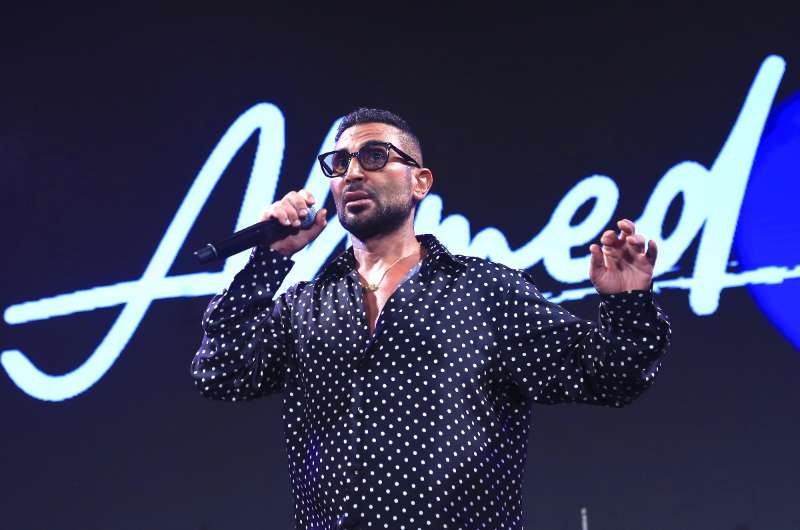 أحمد سعد يرد على إطلالته المثيرة للجدل: “مقصدش”
