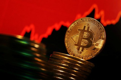 تباين في أداء العملات الرقمية وتراجع بيتكوين وسط تفكيك شبكة احتيال كبرى في إسبانيا