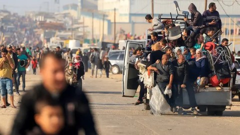 الجيش الإسرائيلي ينذر بإخلاء مناطق جديدة شرق غزة ويتوعد بتوسيع العملية العسكرية.. ورئيس مؤسسة غزة الإنسانية يؤكد أن برنامج توزيع المساعدات “لن يُغلق” وينفي وجود شهداء فلسطينيين