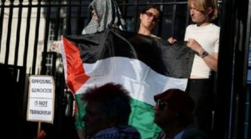 ناشطون مؤيدون للفلسطينيين يمثلون أمام محكمة بريطانية بعد اقتحام قاعدة جوية