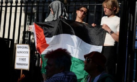 ناشطون مؤيدون للفلسطينيين يمثلون أمام محكمة بريطانية بعد اقتحام قاعدة جوية