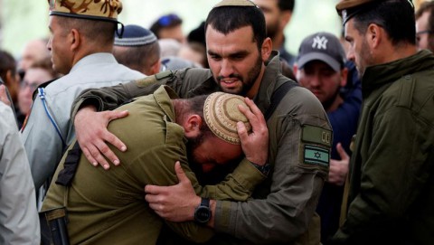 الجيش الإسرائيلي يعترف بمقتل أحد عسكرييه خلال المعارك الدائرة مع المقاومة في شمال قطاع غزة.. (صورة)